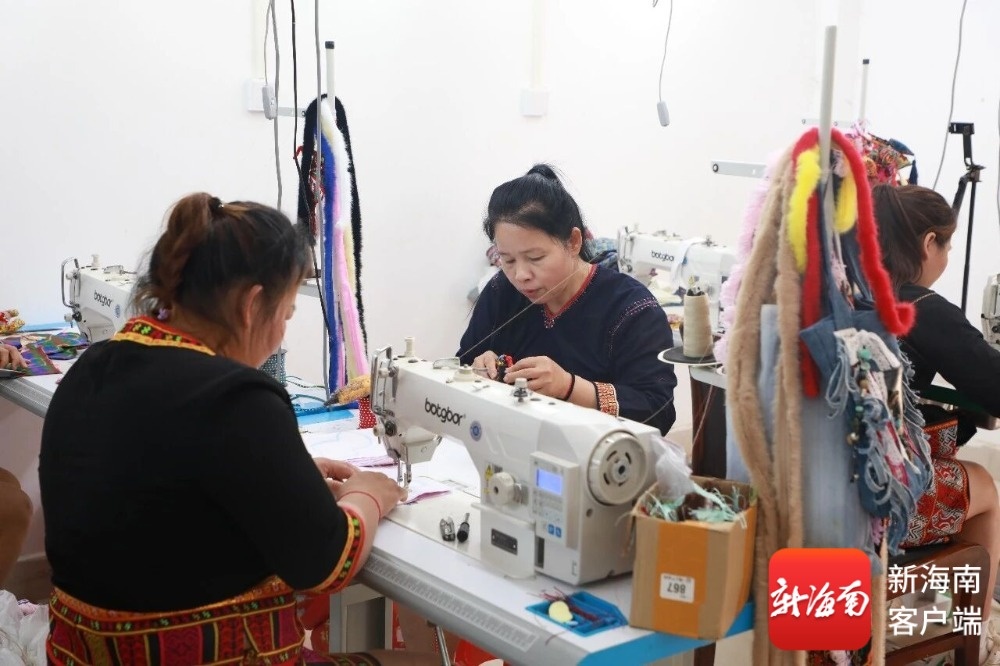 销售火爆白沙黎锦文创产品借“三月三”火出圈(图2)