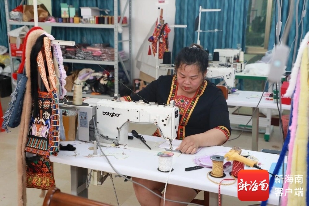 销售火爆白沙黎锦文创产品借“三月三”火出圈(图1)