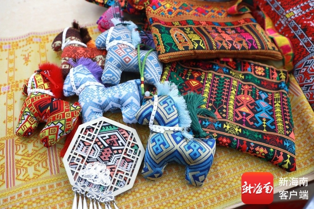 销售火爆白沙黎锦文创产品借“三月三”火出圈(图3)