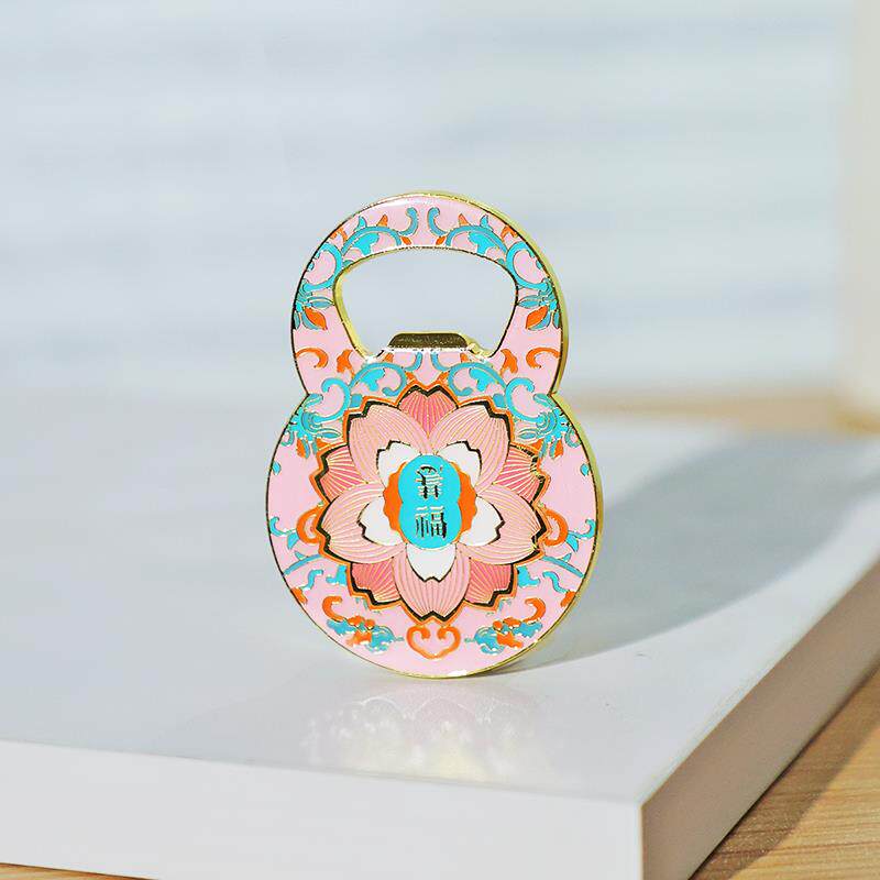 春节氛围浓厚的传统装饰和礼品展示。挂上特有年味 新春文创(图1)