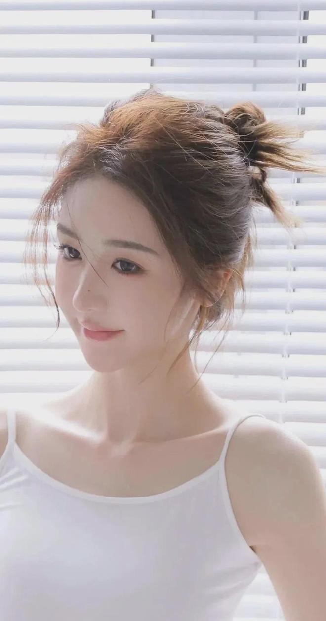 同桌的手探到我的衣服里知乎免费(图1)