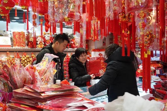 申城街头年味渐浓春节饰品你买好了吗？(图1)