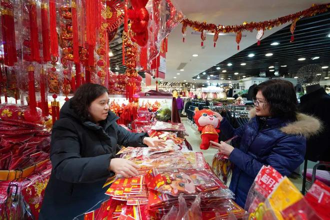 申城街头年味渐浓春节饰品你买好了吗？(图3)