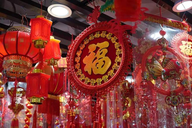 申城街头年味渐浓春节饰品你买好了吗？(图4)