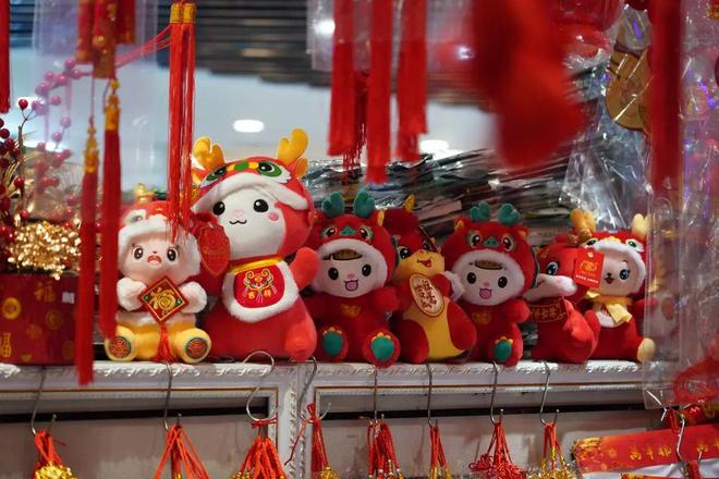 申城街头年味渐浓春节饰品你买好了吗？(图2)