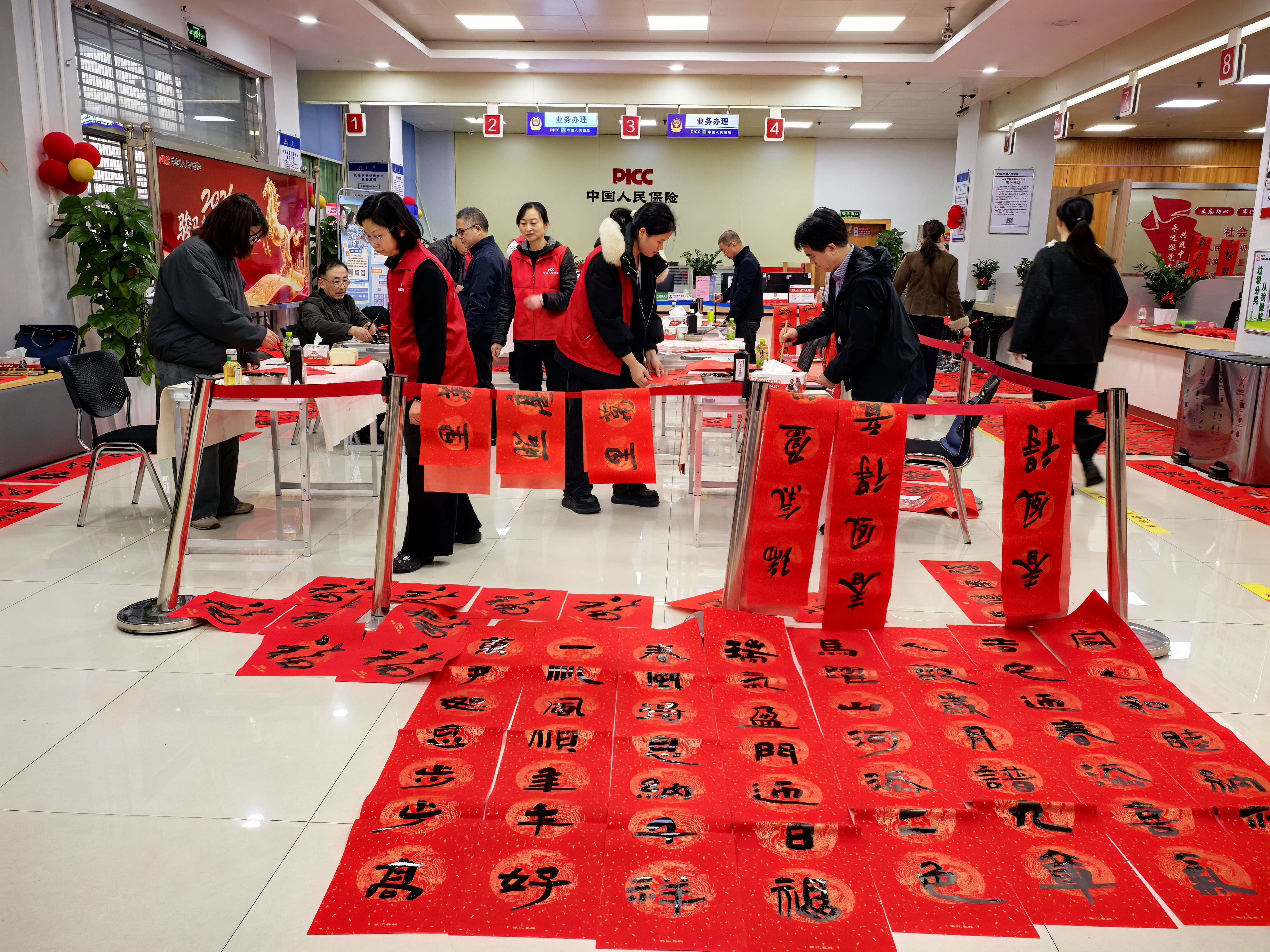 人保财险龙岩市分公司开展迎新春送春联和金融消保教育宣传活动(图1)